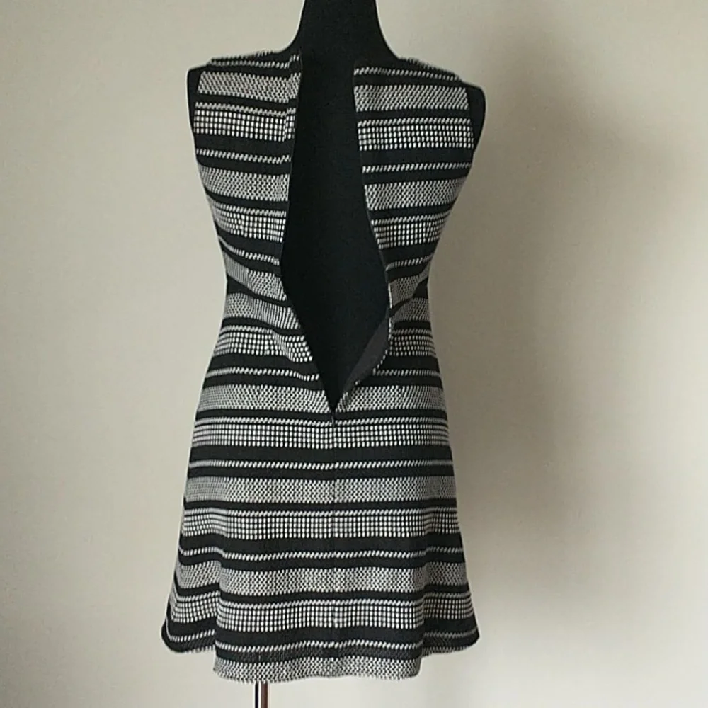 Black and White Sleeveless Dress - Picture 4 of 8